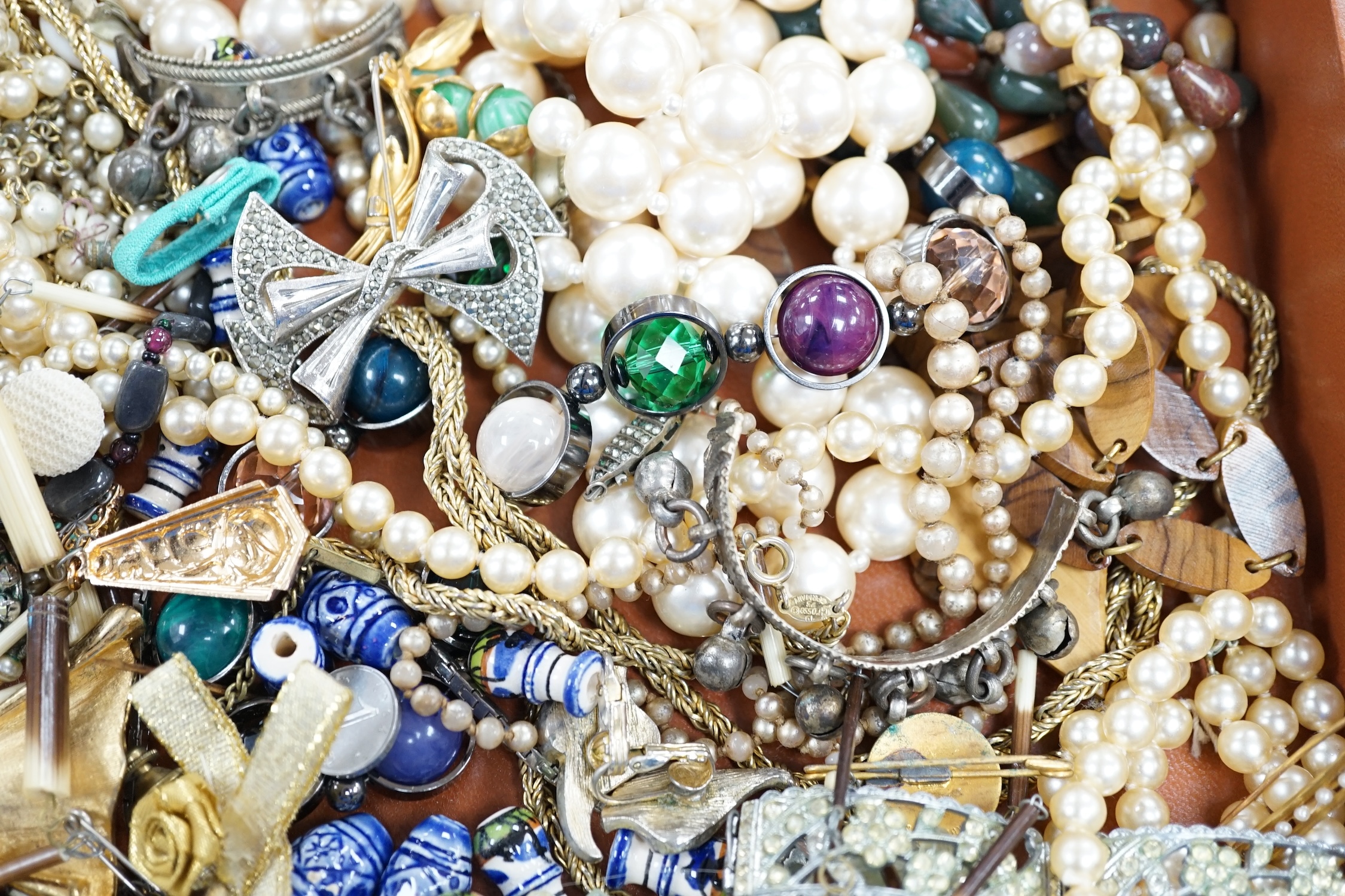 A quantity of assorted costume jewellery, including agate necklace and yellow metal and seed pearl brooch.